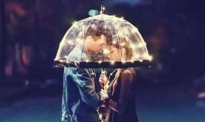 Couple sous un parapluie