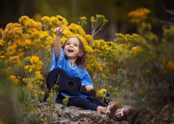 Enfant guitare joie