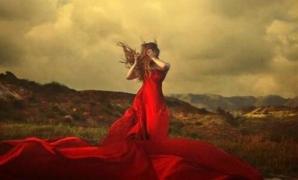 Femme avec robe rouge