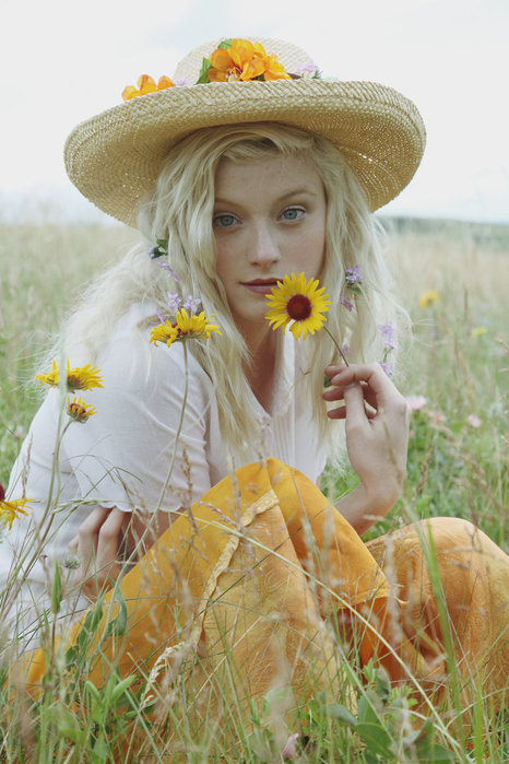 Femme champs de fleurs