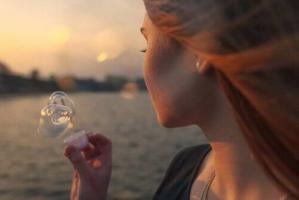 Femme qui fait des bulles