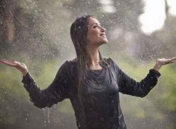 Femme sous la pluie