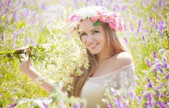 Sourire femme fleurs